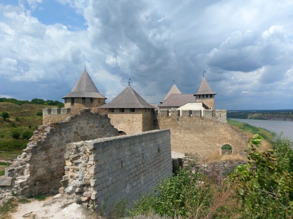 ukrayna da tarihi chocim kalesi nin bir bolumu yikildi 63420
