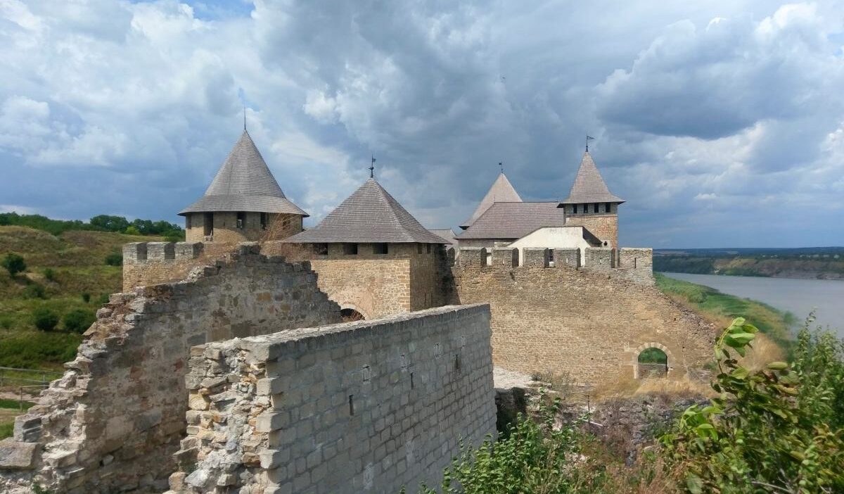 Ukrayna da tarihi chocim kalesi nin bir bolumu yikildi 63420