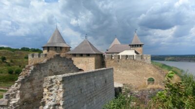 Ukrayna da tarihi chocim kalesi nin bir bolumu yikildi 63420