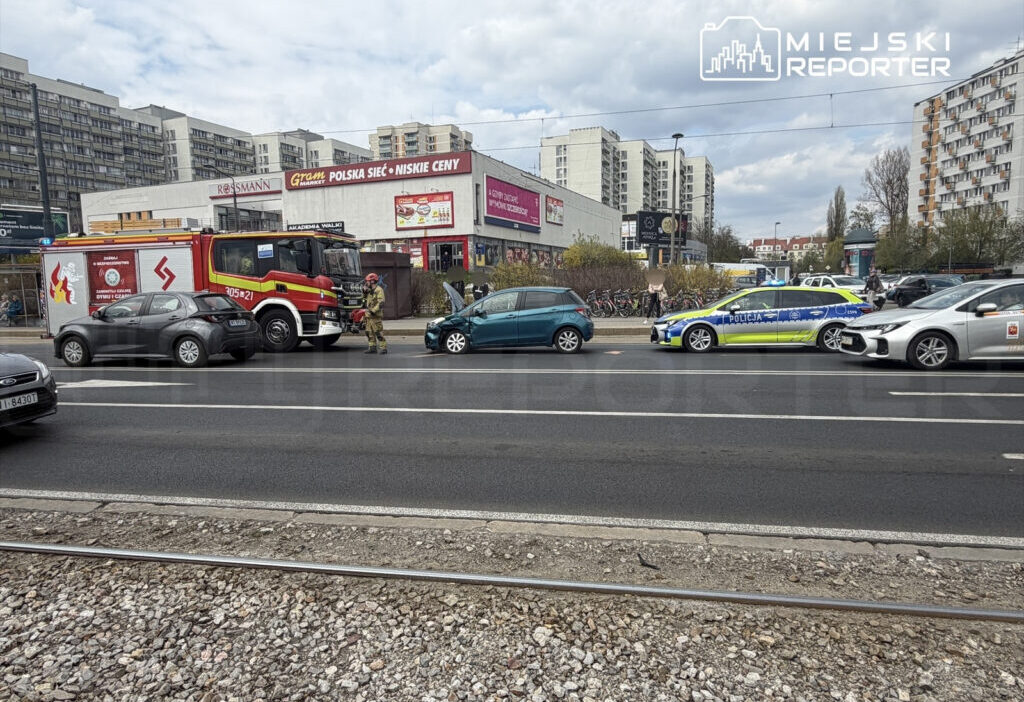Varsova da ambulans ve toyota karisti bir yarali trafikte aksama 62624