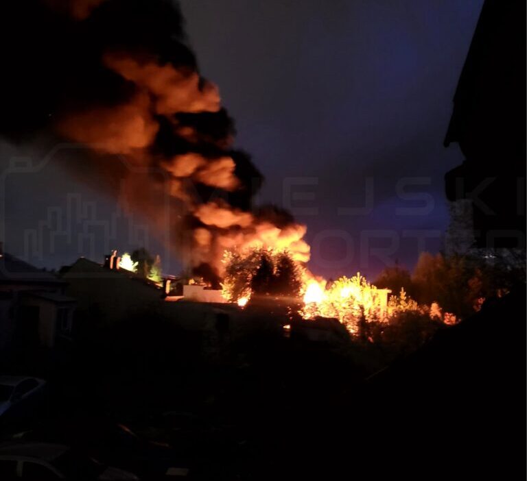 Varsova da atik ve i nsaat malzemeleri deposu yangininda i ki bina etkilendi 67317