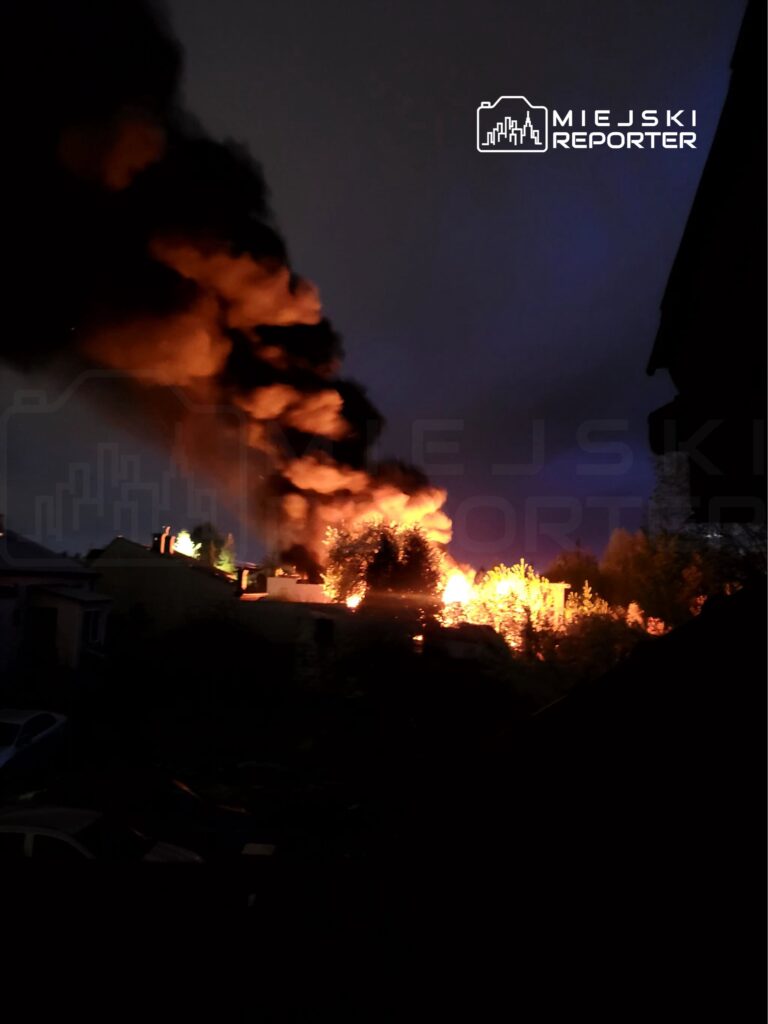 Varsova da atik ve i nsaat malzemeleri deposu yangininda i ki bina etkilendi 67317