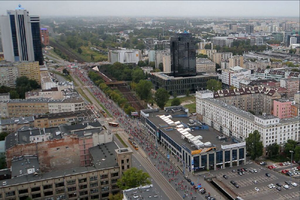 Varsova da bisikletliler aksam turlarina basliyor trafik tedbirleri alindi 65091