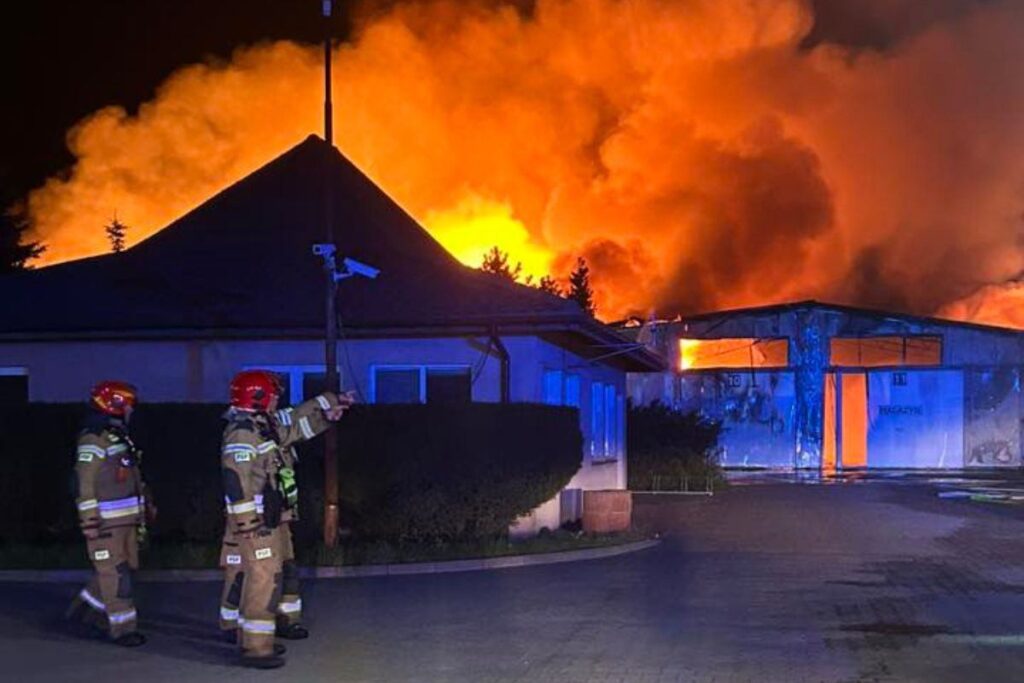 varsova da buyuk yangin sanayi bolgesinde genis alan etkilendi 63966