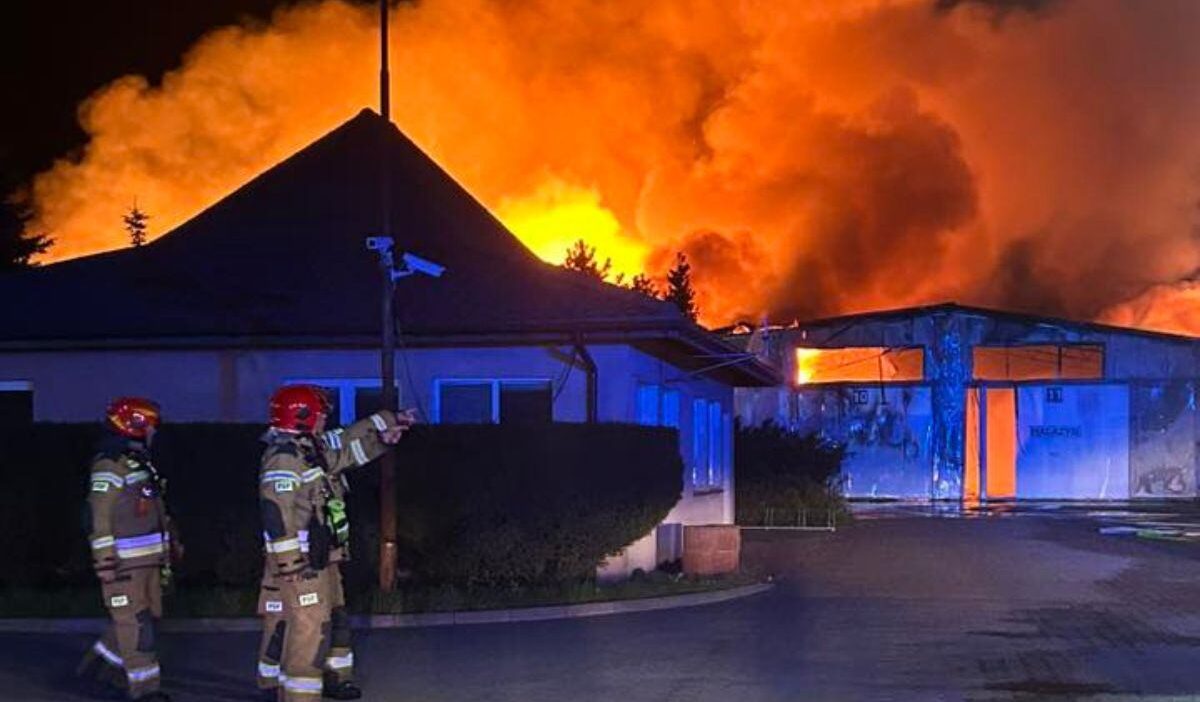 Varsova da buyuk yangin sanayi bolgesinde genis alan etkilendi 63966