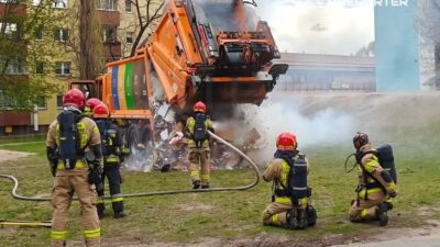 Varşova'da çöp kamyonunda çıkan yangın kontrol altına alındı 4 Varsova da cop kamyonunda cikan yangin kontrol altina alindi 59505