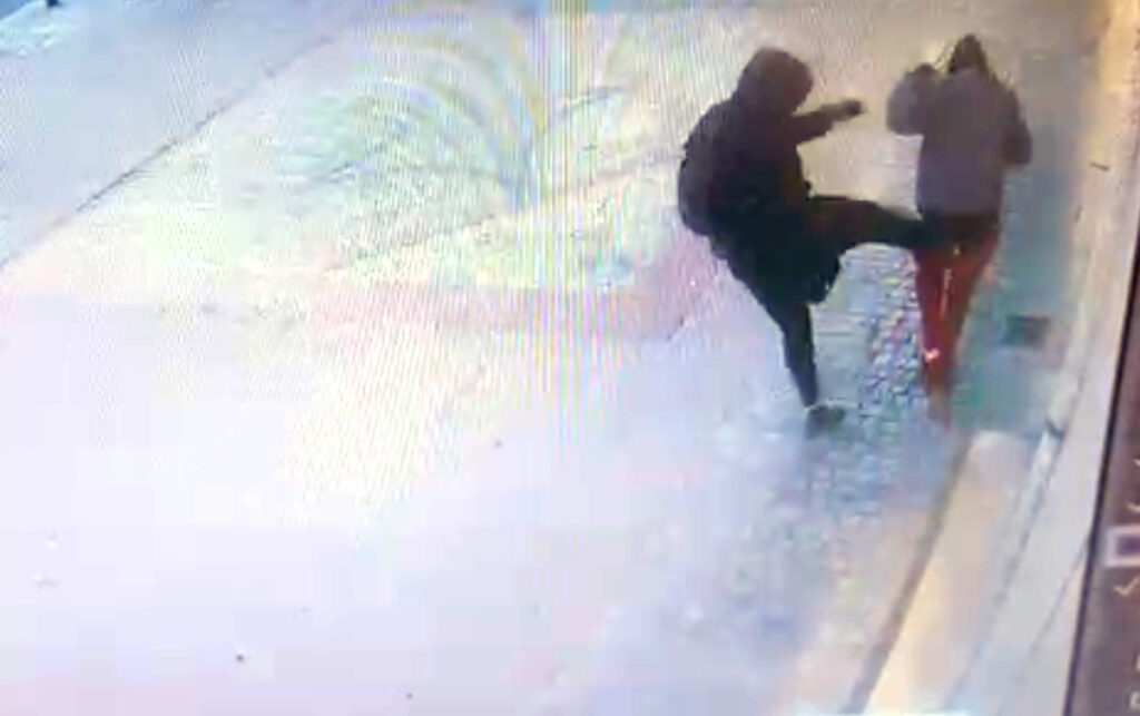 Varsova da gorevde olan polis memuru kadina yonelik saldiriyi onledi 58362