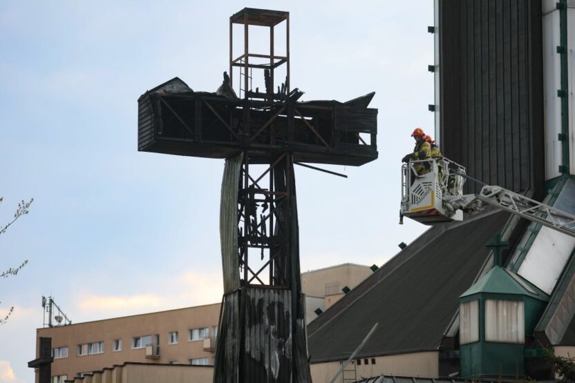 Varsova da kilise onundeki hac yangininda tarihi anlami vurgulandi 59113