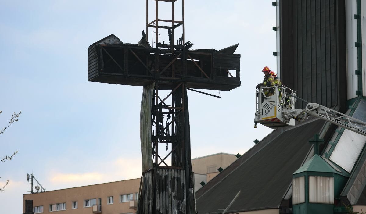 Varsova da kilise onundeki hac yangininda zniczlerin rolu olasiligi 58702