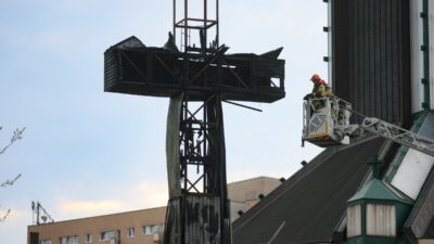 Varşova'da kilise önündeki haç yangınında zniczlerin rolü olasılığı 3 Varsova da kilise onundeki hac yangininda zniczlerin rolu olasiligi 58702