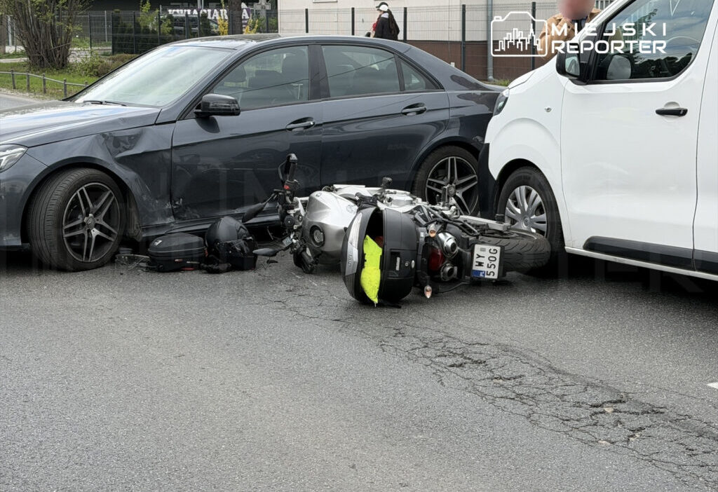 Varsova da motosiklet ve mercedes carpisti 47 yasindaki surucu hastaneye kaldirildi 63748