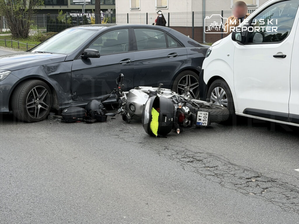 varsova da motosiklet ve mercedes carpisti 47 yasindaki surucu hastaneye kaldirildi 63748