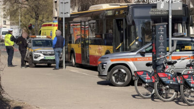 Varşova'da otobüs kapısı kadının elini sıkıştırdı, yaralanma hafif sedeçti 3 Varsova da otobus kapisi kadinin elini sikistirdi yaralanma hafif sedecti 57865