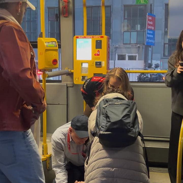 varsova da otobus soforu genc kadinin hayatini kurtardi 66314