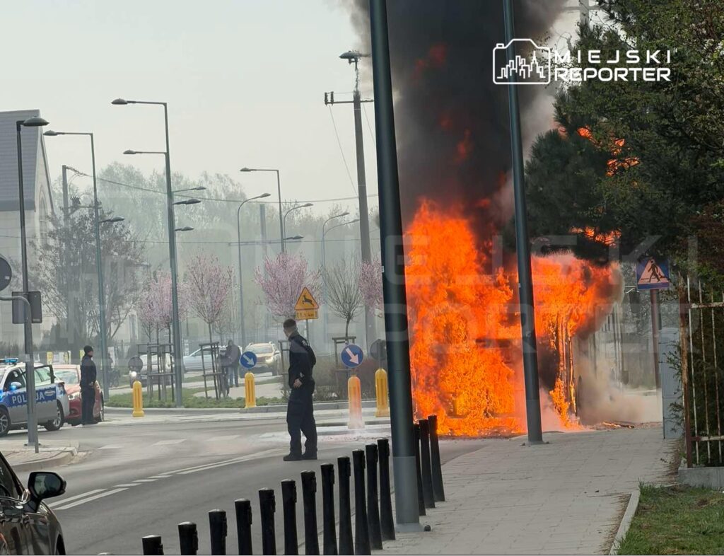 Varsova da otobus yangini hatlarda aksama yasandi 62463
