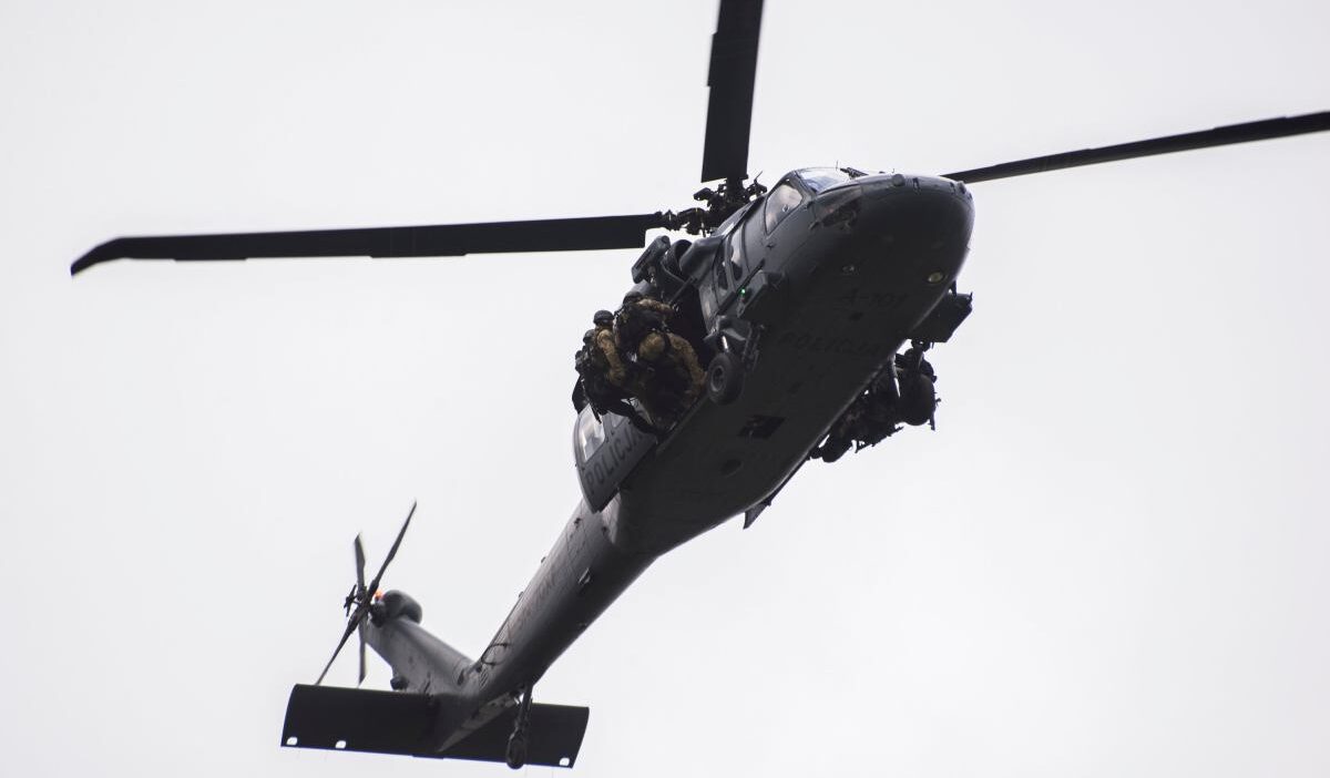 Varsova da ozel harekat boa timleri devrede 59214