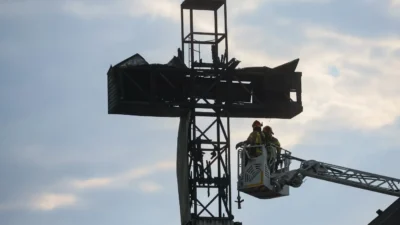 Varşova'da papalık haçı yangını: polis olası nedenleri ve soruşturmayı açıkladı 4 Varsova da papalik haci yangini polis olasi nedenleri ve sorusturmayi acikladi 58713