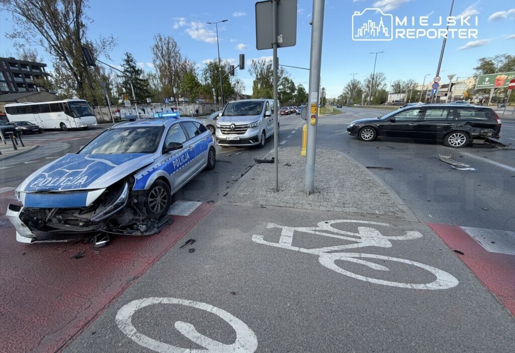 Varsova da polis araciyla sivil otomobil carpisti sinyal sistemleri tartisma yaratti 65366