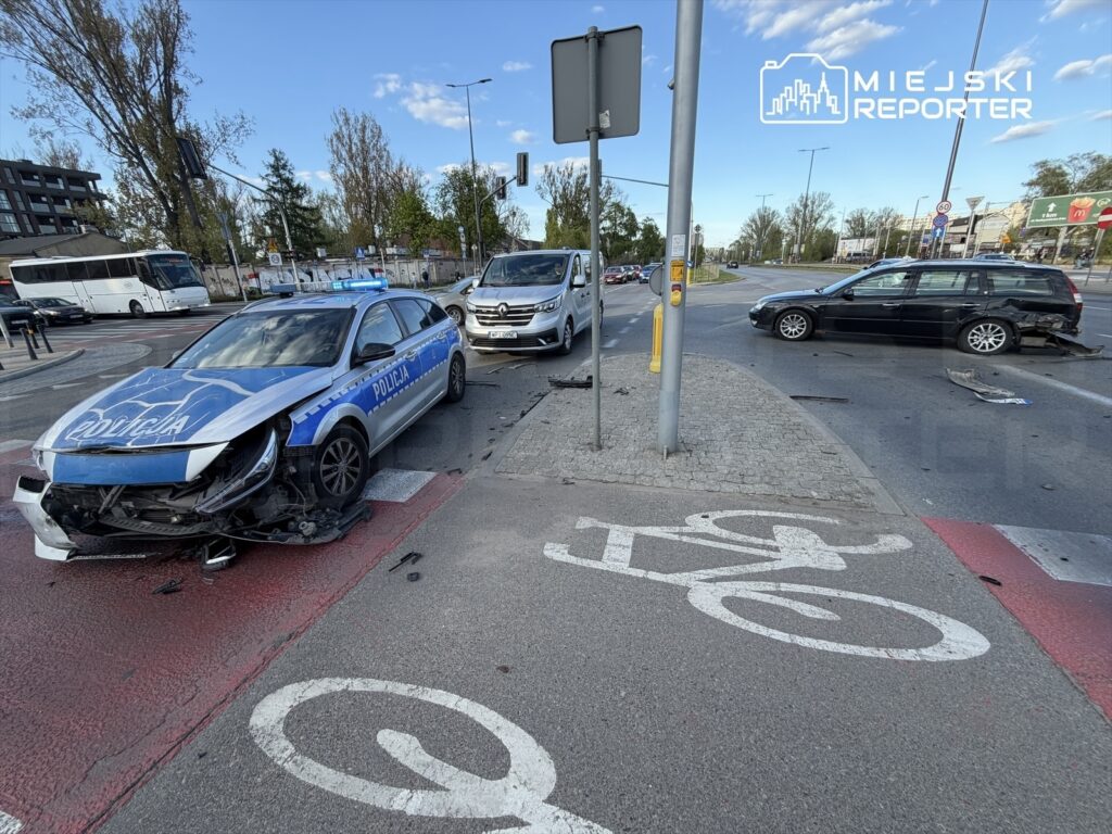 varsova da polis araciyla sivil otomobil carpisti sinyal sistemleri tartisma yaratti 65366