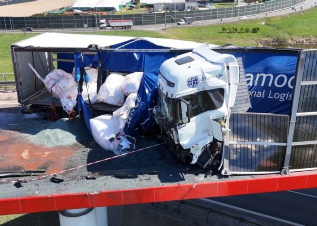 varsova da sarhos litvanyali sofor estakadeye carpti hizli yargilama sonuclandi 66044