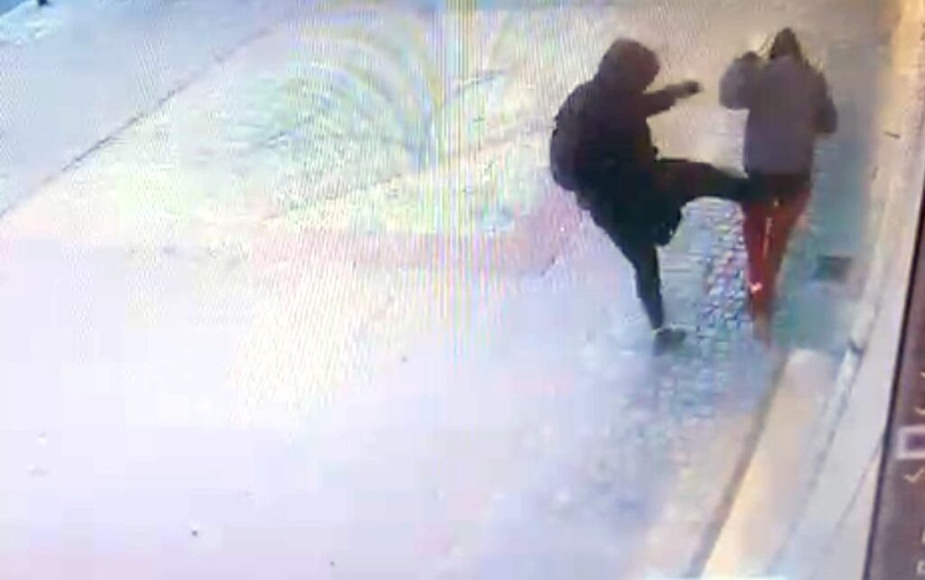 varsova da siddet olayi polis memuru kadina yonelik saldiriyi engelledi 58416