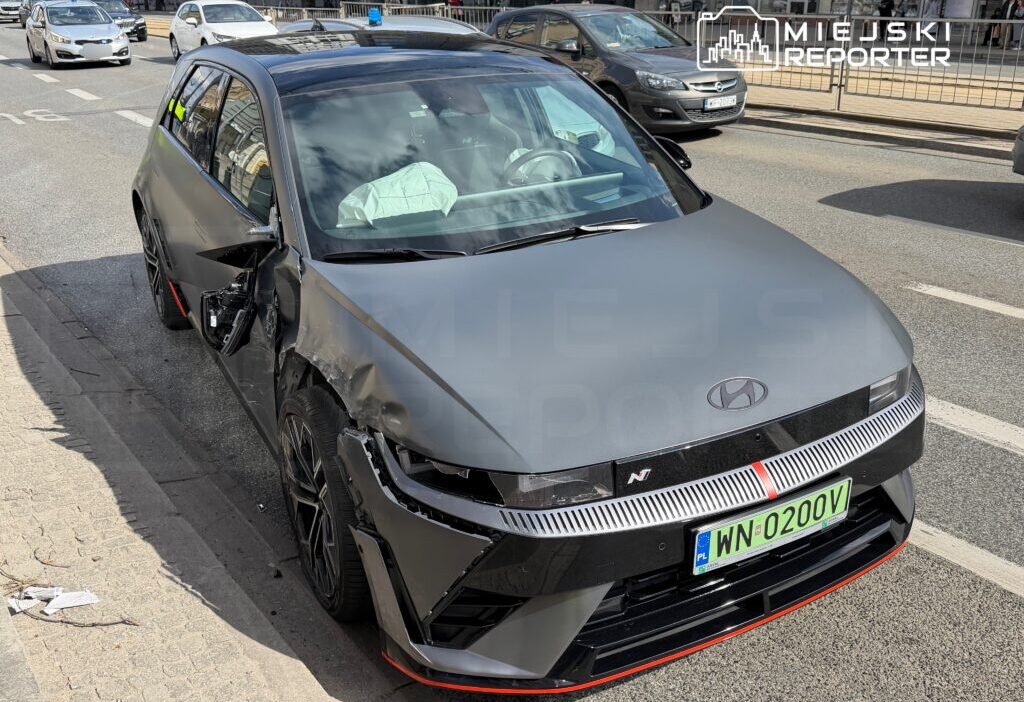 Varşova'da taksi ile elektrikli araç çarpıştı: bir yaralı 1 Varsova da taksi ile elektrikli arac carpisti bir yarali 61055