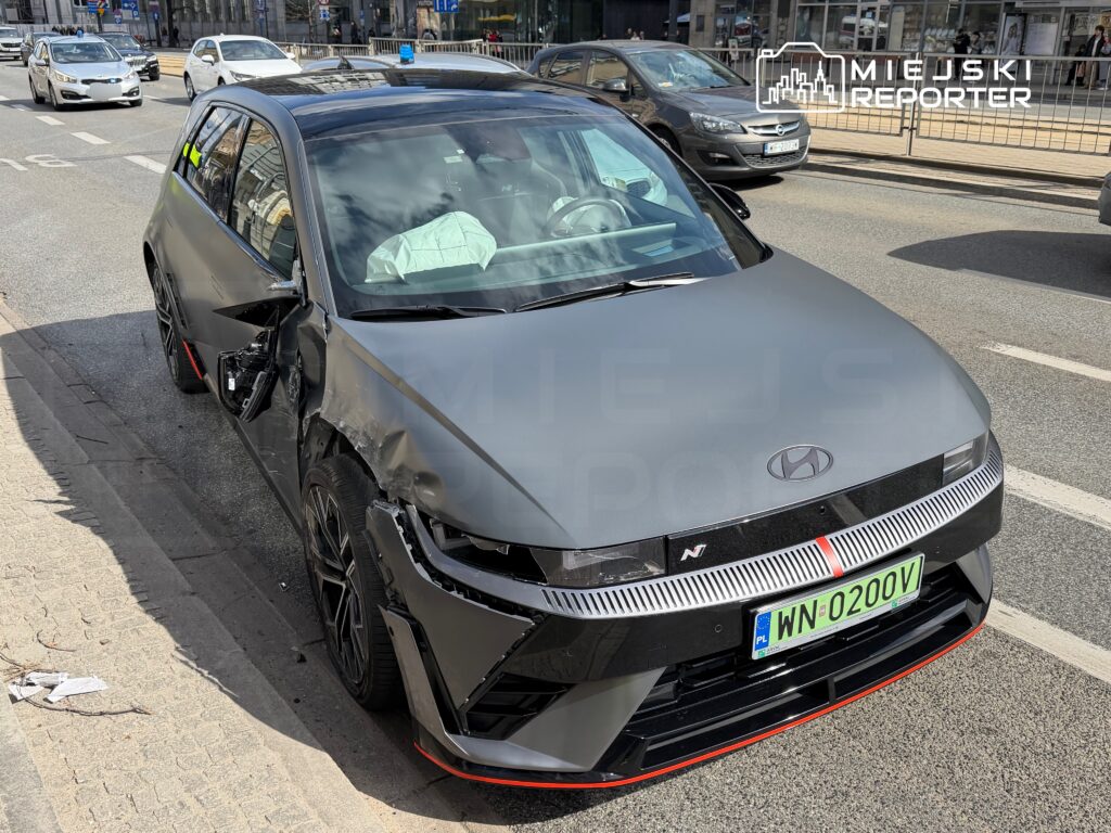 varsova da taksi ile elektrikli arac carpisti bir yarali 61055