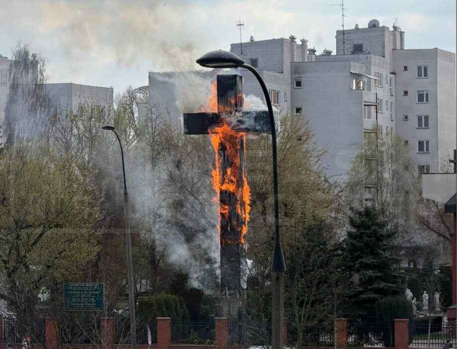 Varsova da tarihi papalik haci yanginda yok oldu 58539