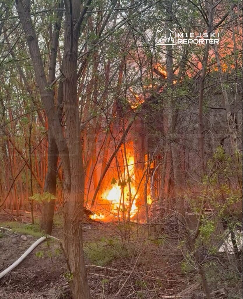 Varsova da terk edilmis bina yanginla mucadele ediliyor 62764