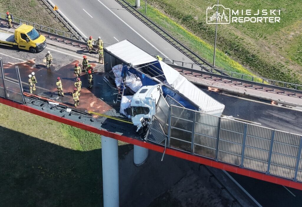 Varsova da tir kazasi s8 s2 baglantisi tamamen kapali 65166