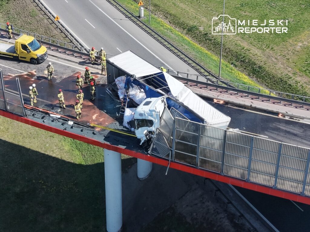 varsova da tir kazasi s8 s2 baglantisi tamamen kapali 65166