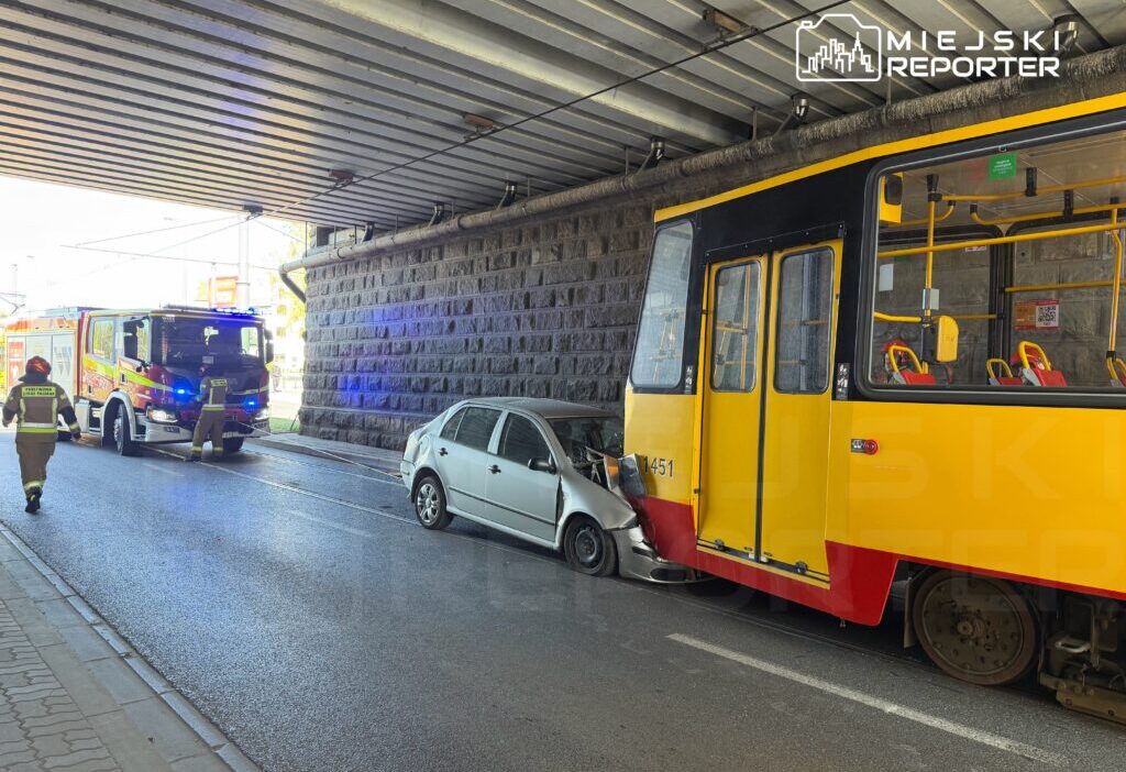 Varsova da tramvay ve otomobil carpismasi ulasimda aksamalar 65246