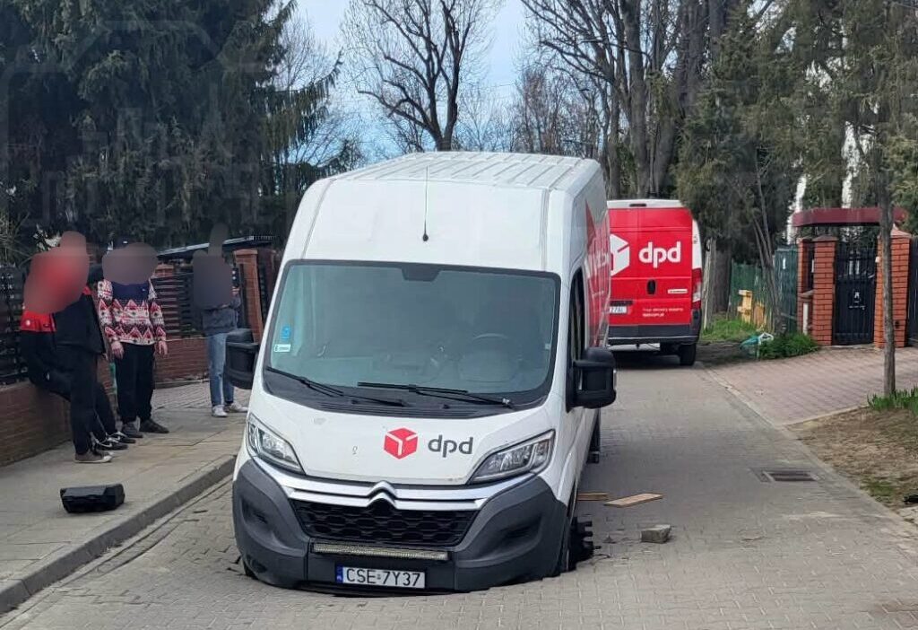 Varsova da yol cokmesi otobus saplandi trafik durdu 58219