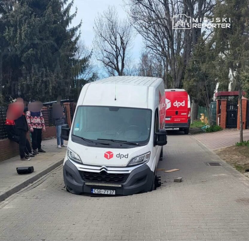 Varsova da yol cokmesi otobus saplandi trafik durdu 58219