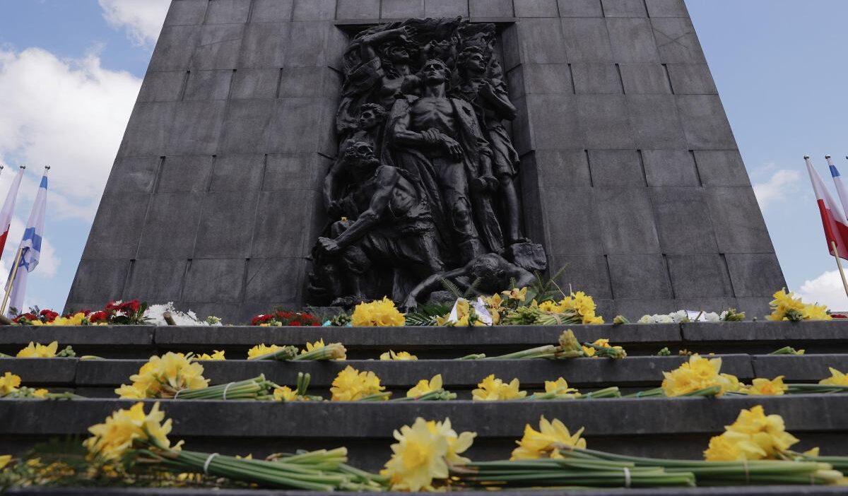 Varsova getto sunun 83 yil donumunde sirenler caldi 63373