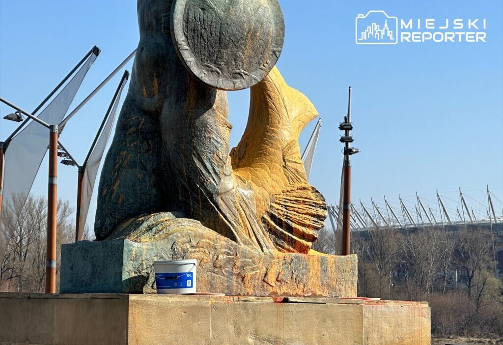 Varsova mahkemesi sirene heykelini boyayan aktivistlere ceza verdi 58480