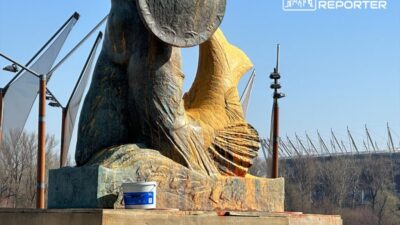 Varsova mahkemesi sirene heykelini boyayan aktivistlere ceza verdi 58480