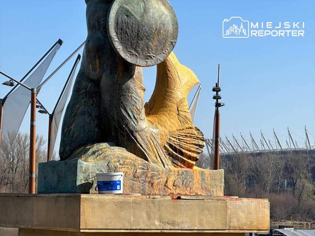 varsova mahkemesi sirene heykelini boyayan aktivistlere ceza verdi 58480