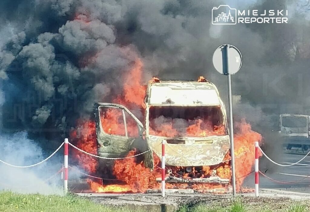 Varsova yakinlarinda bir kamyonette cikan yangin trafigi durma noktasina getirdi 64148