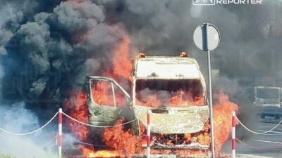 Varsova yakinlarinda bir kamyonette cikan yangin trafigi durma noktasina getirdi 64148