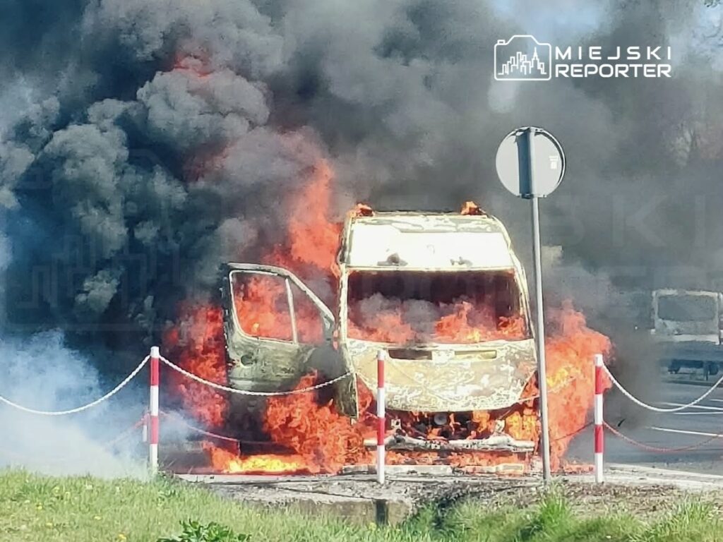 varsova yakinlarinda bir kamyonette cikan yangin trafigi durma noktasina getirdi 64148