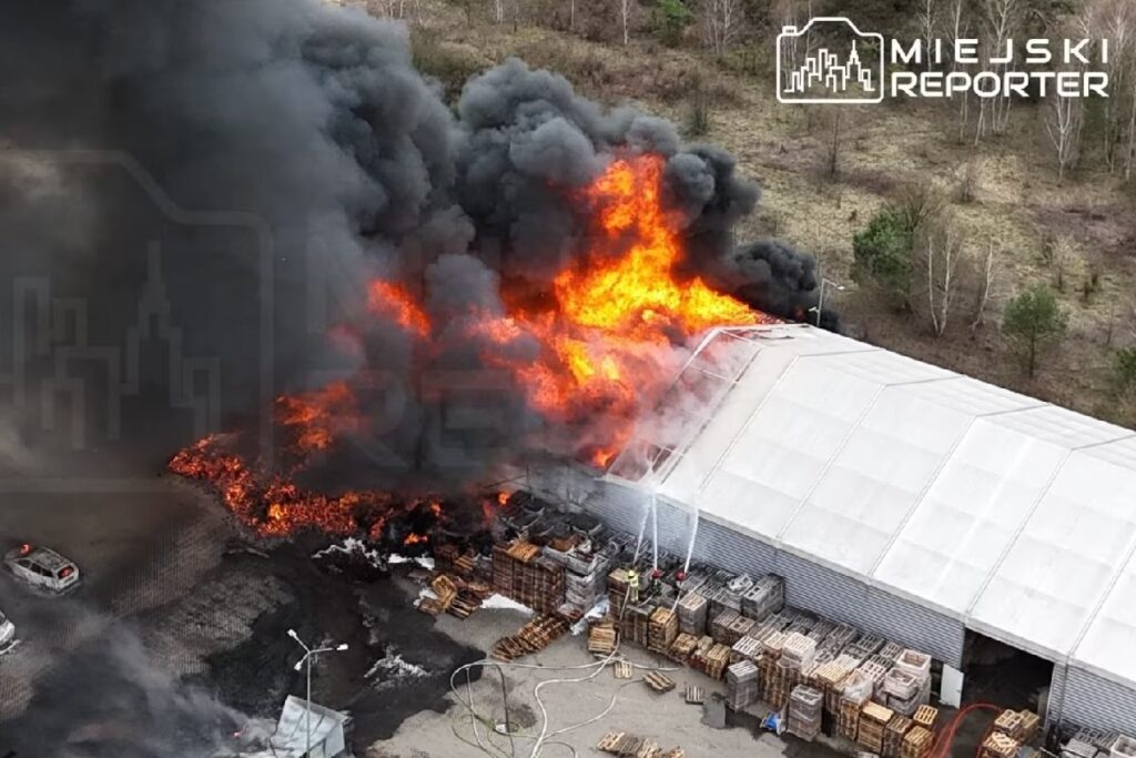 varsova yakinlarinda buyuk depoda yangin araclar ve yakit deposu etkilendi 59849