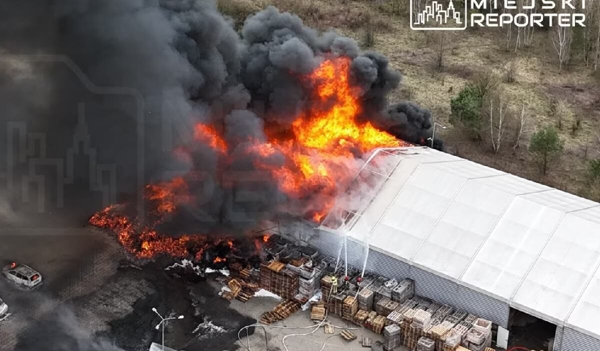 Varşova yakınlarında büyük depoda yangın: araçlar ve yakıt deposu etkilendi 1 Varsova yakinlarinda buyuk depoda yangin araclar ve yakit deposu etkilendi 59849