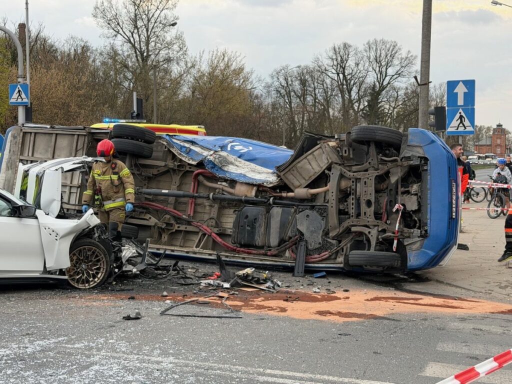 varsova yakinlarinda otobus ve ozel arac carpisti 8 yarali 58568
