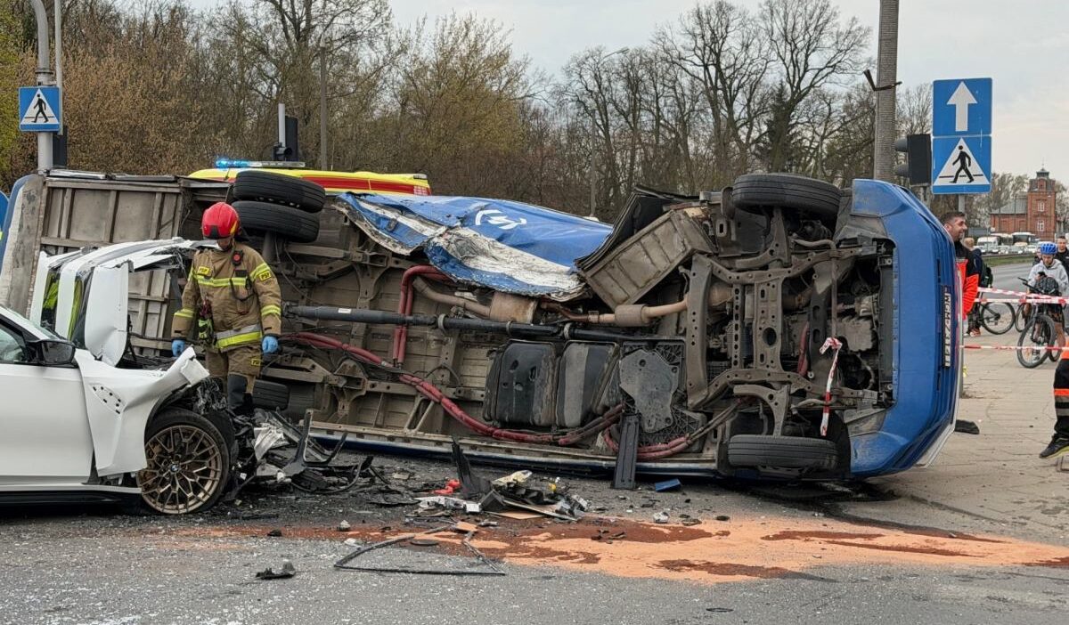 Varsova yakinlarinda otobus ve ozel arac carpisti 8 yarali 58568