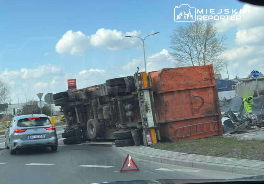 Varsova yakinlarinda tandem tirin yuku yola sacildi 58619