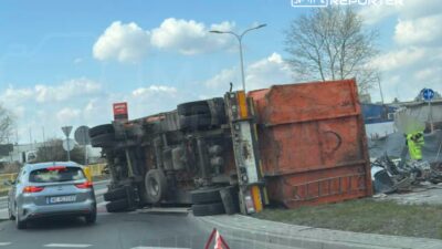 Varsova yakinlarinda tandem tirin yuku yola sacildi 58619