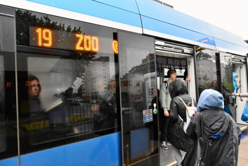 wroc aw da tramvayda gorevli bilet kontroloru siddet gordu 58761