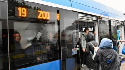 Wrocław'da tramvayda görevli bilet kontrolörü şiddet gördü 4 Wroc aw da tramvayda gorevli bilet kontroloru siddet gordu 58761