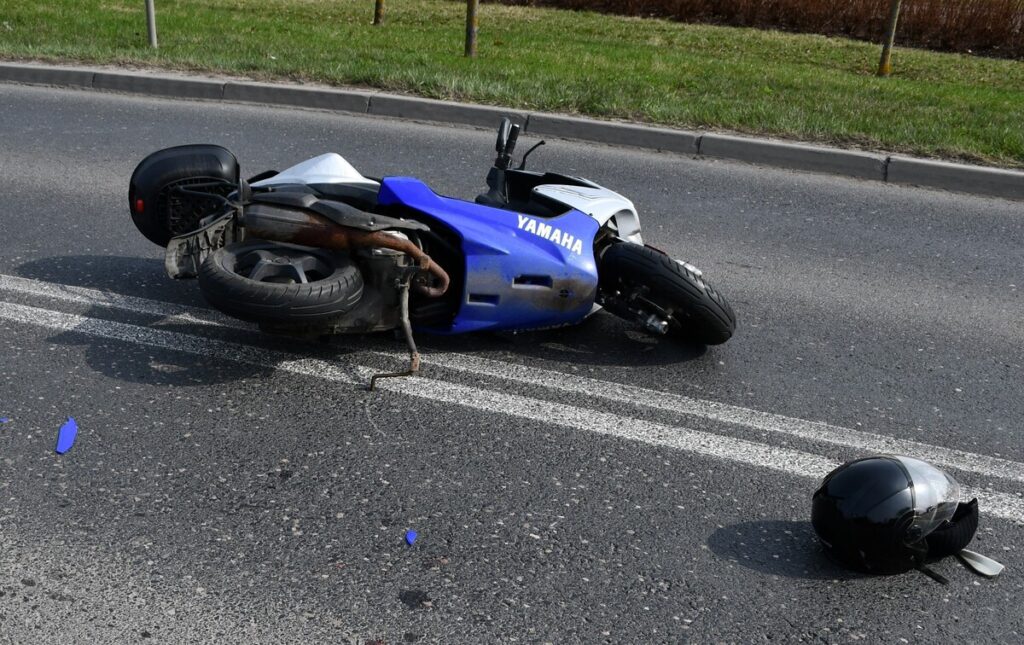 Wyszk w da motosikletli ile otomobil carpisti 81 yasindaki surucu hastaneye kaldirildi 57679